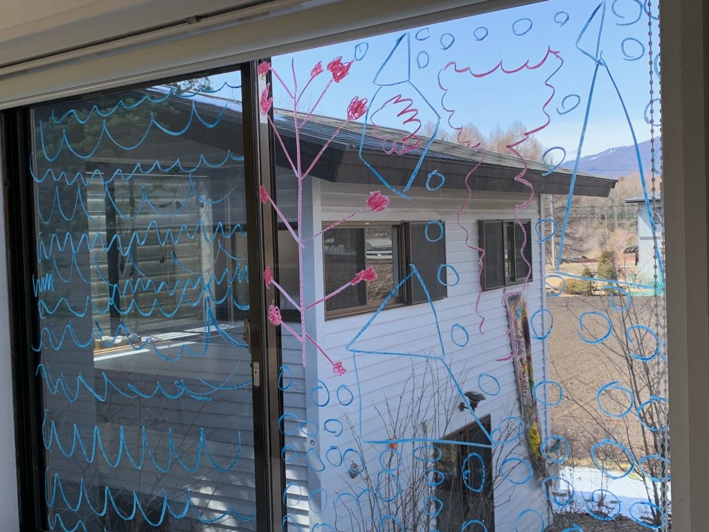たくさんの窓に描きました